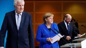 La canciller alemana Angela Merkel, líder de la Unión Social Cristiana de Baviera (CSU) Horst Seehofer y el líder del Partido Social Demócrata (SPD) Martin Schulz asisten a una conferencia de prensa después de conversaciones sobre la formación de un nuevo gobierno de coalición en la sede del SPD en Berlín.