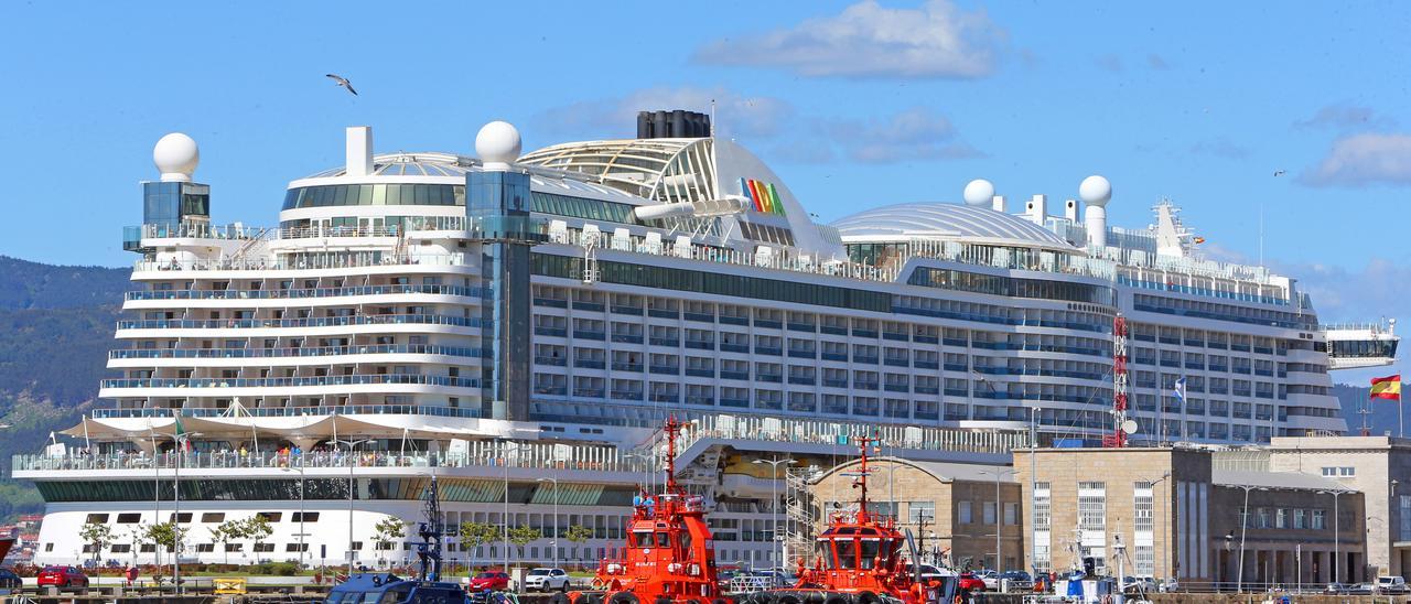 El buque &quot;AidaPerla&quot; llegando al Puerto de Vigo, ayer.