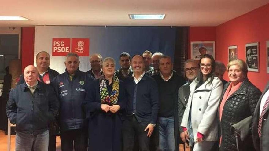 David Regades, en el centro, con los históricos del partido en Cangas. // Gonzalo Núñez