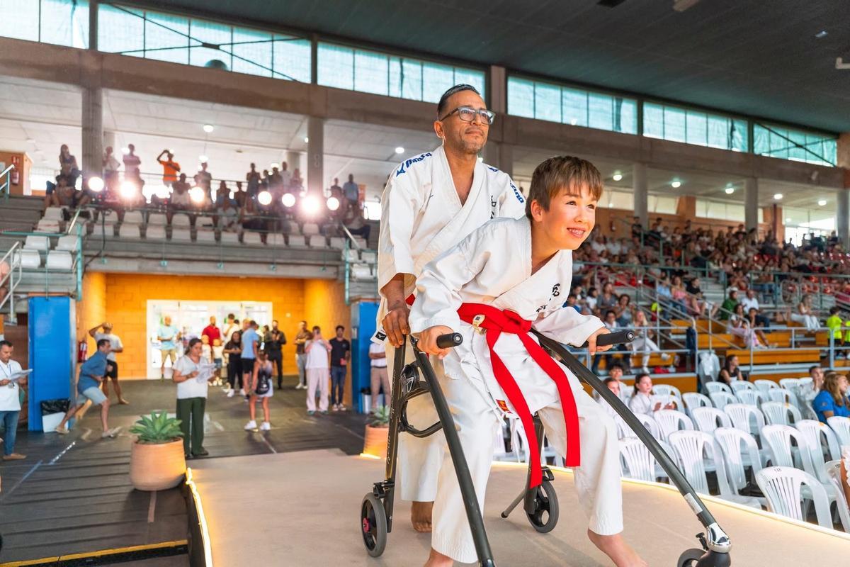 El entrenador, Giovanny Sanchez Salazar, junto a uno de sus alumnos