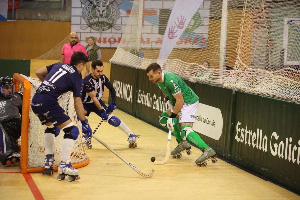Carballeira, ante jugadores del Votregà.