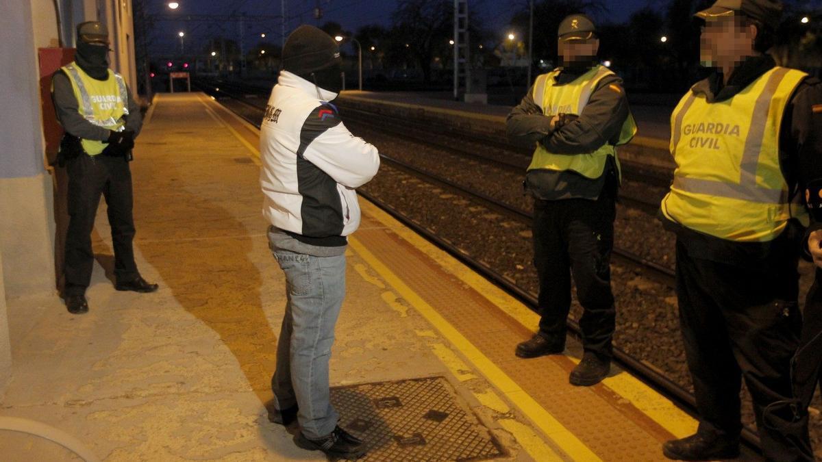 Ricart, escoltado por guardias civiles ante la persecución mediática.