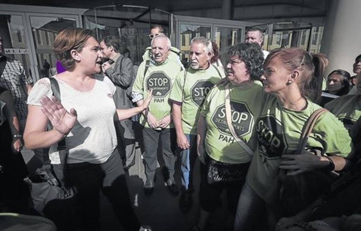 Colau xerra amb membres de la Plataforma d’Afectats per la Hipoteca, ahir, a la Ciutat de la Justícia. Colau xerra amb membres de la Plataforma d’Afectats per la Hipoteca, ahir, a la Ciutat de la Justícia.