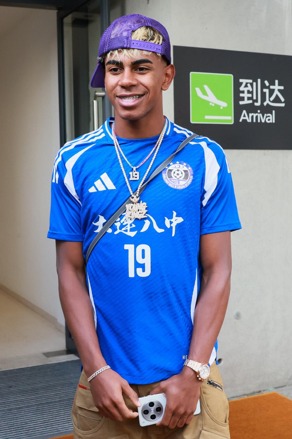 Lamine Yamal en la salida del aeropuerto de Shanghái.