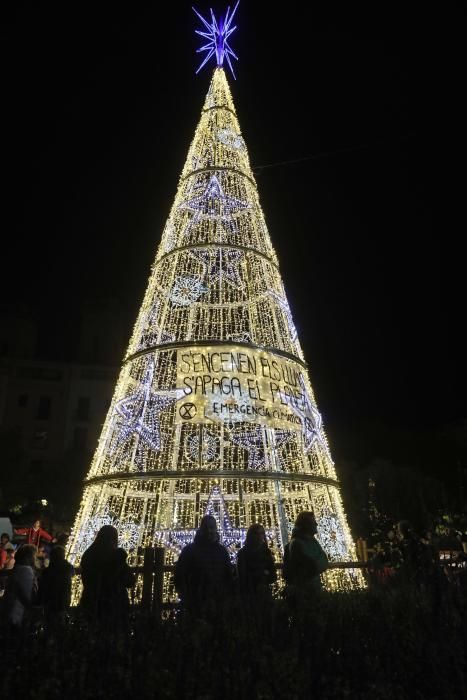 Encesa dels llums de Nadal a Girona amb protestes