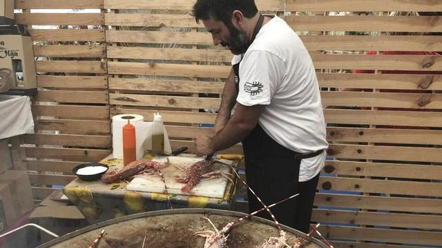 Sobre estas liñas, preparación dunha ración de langosta.  Á dereita, Tonhito de Poi nunha actuación.   | // D.P. /SUSANA REGUEIRA