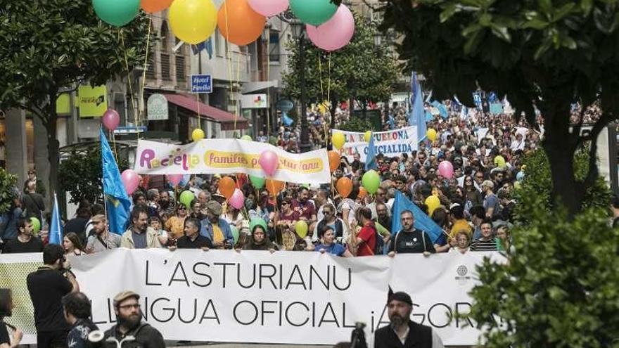 Miles de manifestantes en Oviedo piden la oficialidad del asturiano y el gallego-asturiano
