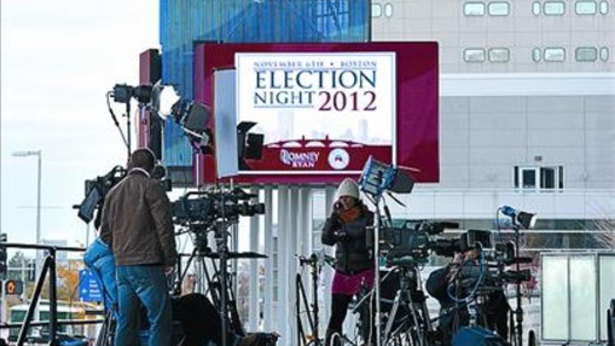 Cámaras de TV en Boston, este lunes, durante un acto de Mitt Romney.