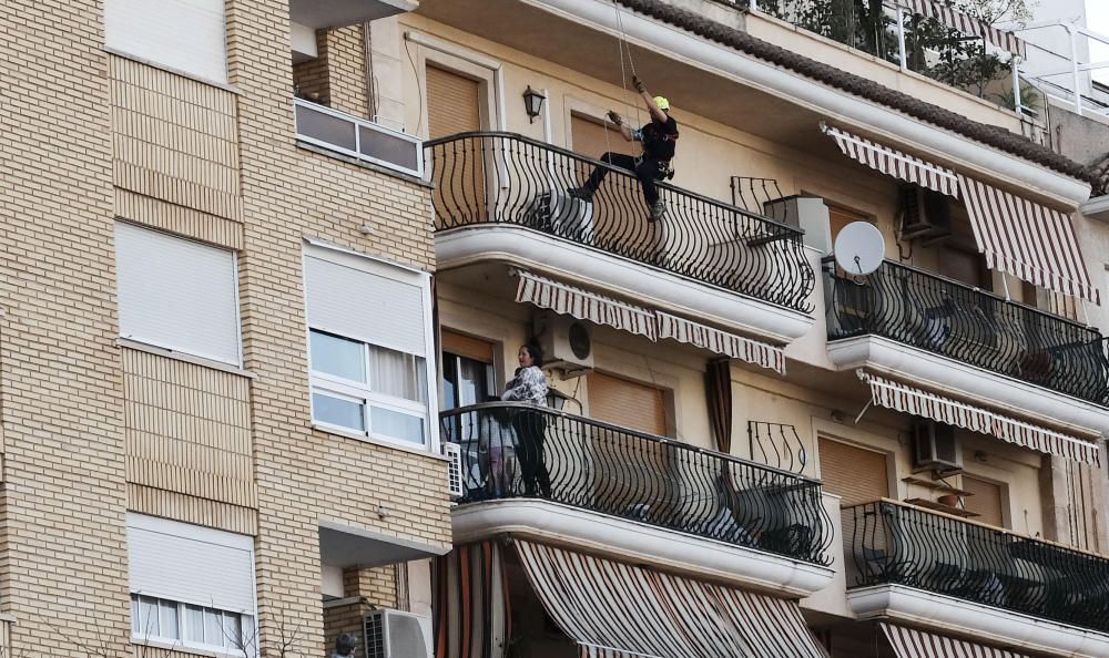 Una mujer amenaza con arrojar a sus hijos desde un cuarto piso en Canals