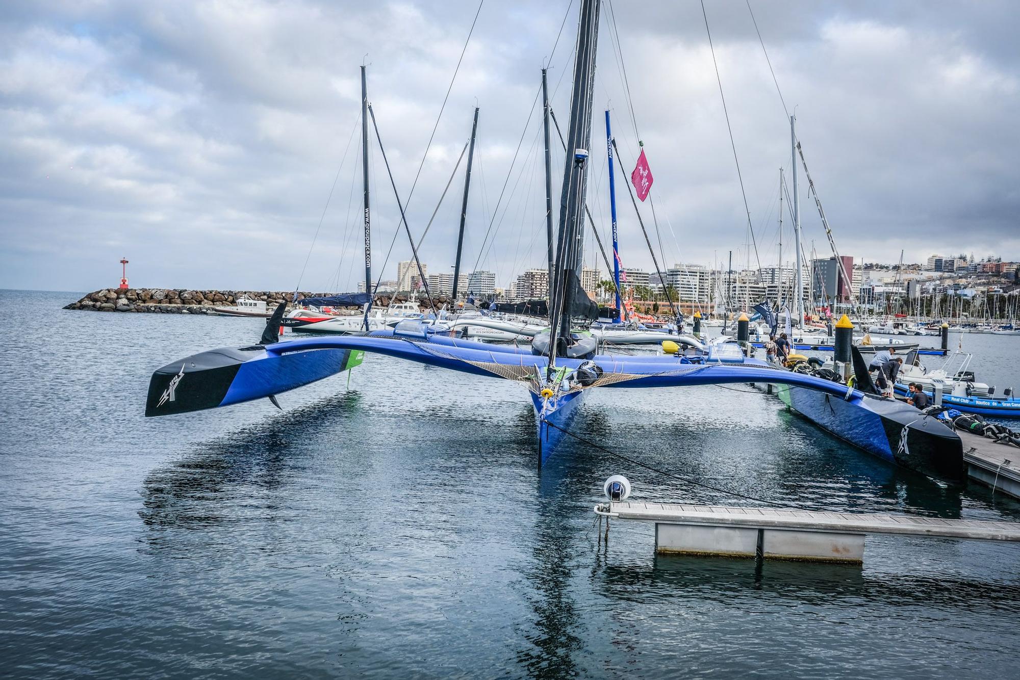 Trimaranes en el muelle deportivo