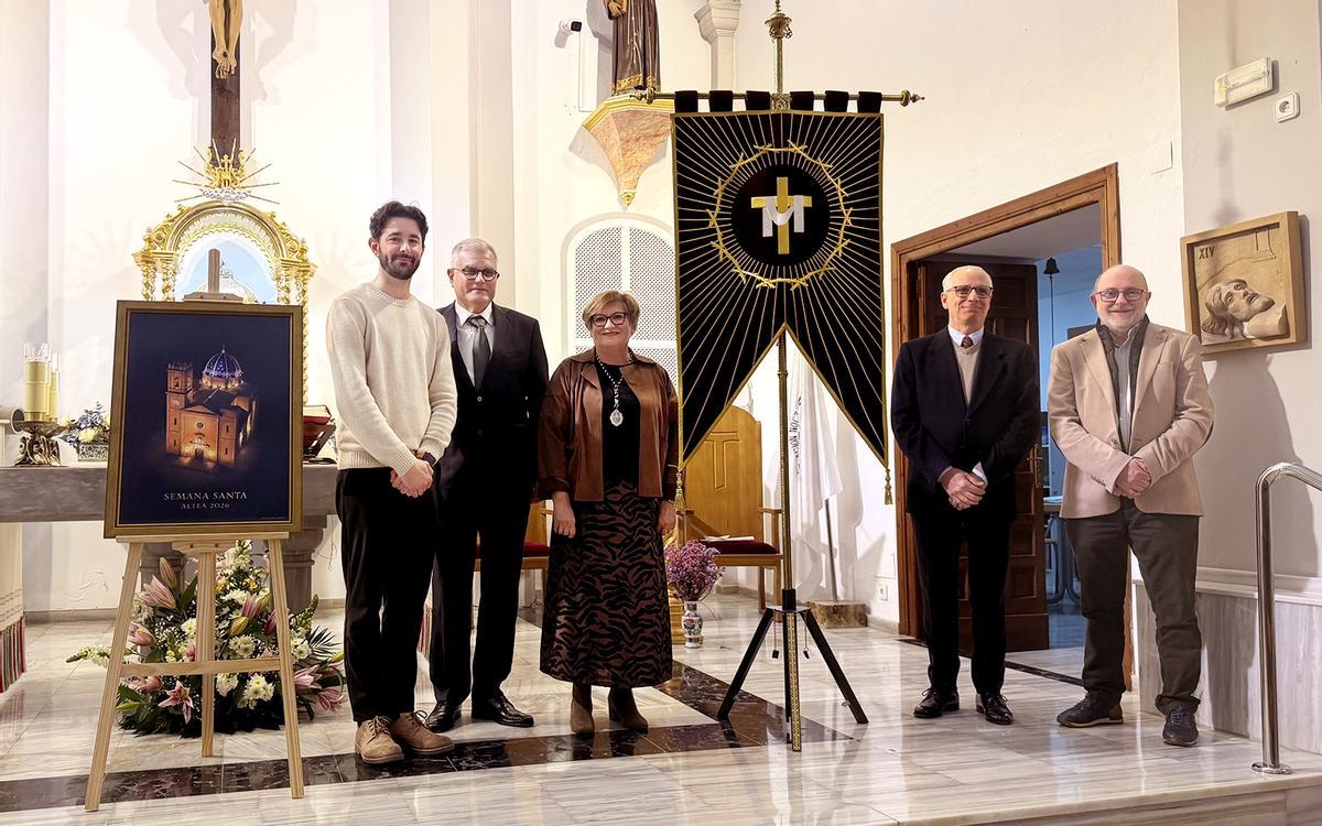 De izquierda a derecha, Cayetano Solano (autor del cartel Semana Santa Altea 2026)), Pepe Serrat (pregonero), Ana Alvado (presidenta Junta Mayor Cofradias Altea), Vicente Selles (diseñador estandarte) y Juanjo Barber (bordador)