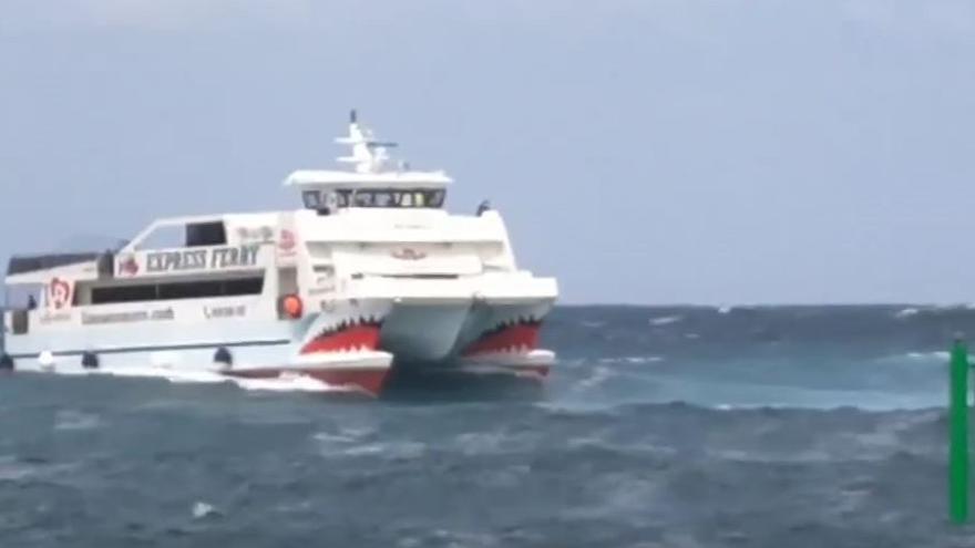 Un ferri maniobra con mala mar para entrar al puerto de Órzola, en Lanzarote (28/02/2022)