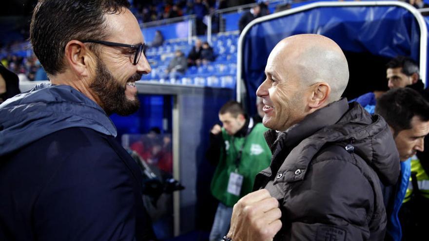 El entrenador del Alavés Javier Cabello (d) saluda a José Bordalás (i), entrenador del Getafe, durante el partido de Copa del Rey.