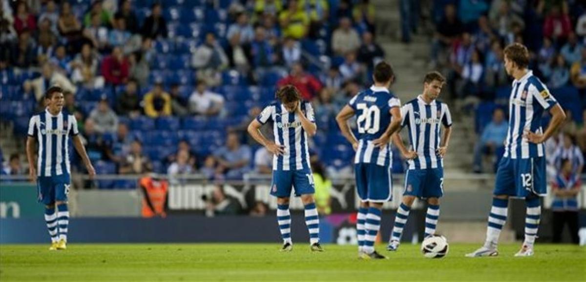 Els jugadors de l’Espanyol es lamenten després d’encaixar el gol de Raúl García.