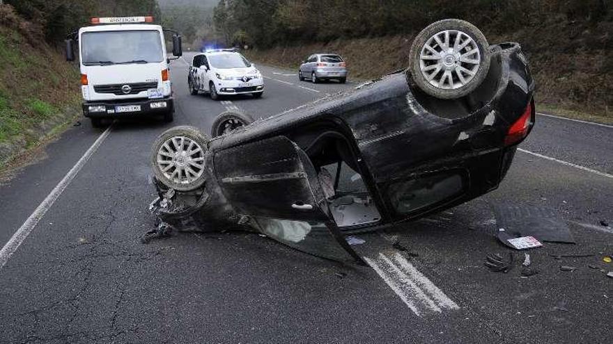 El vehículo quedó ocupando dos carriles. // Bernabé/Javier Lalín