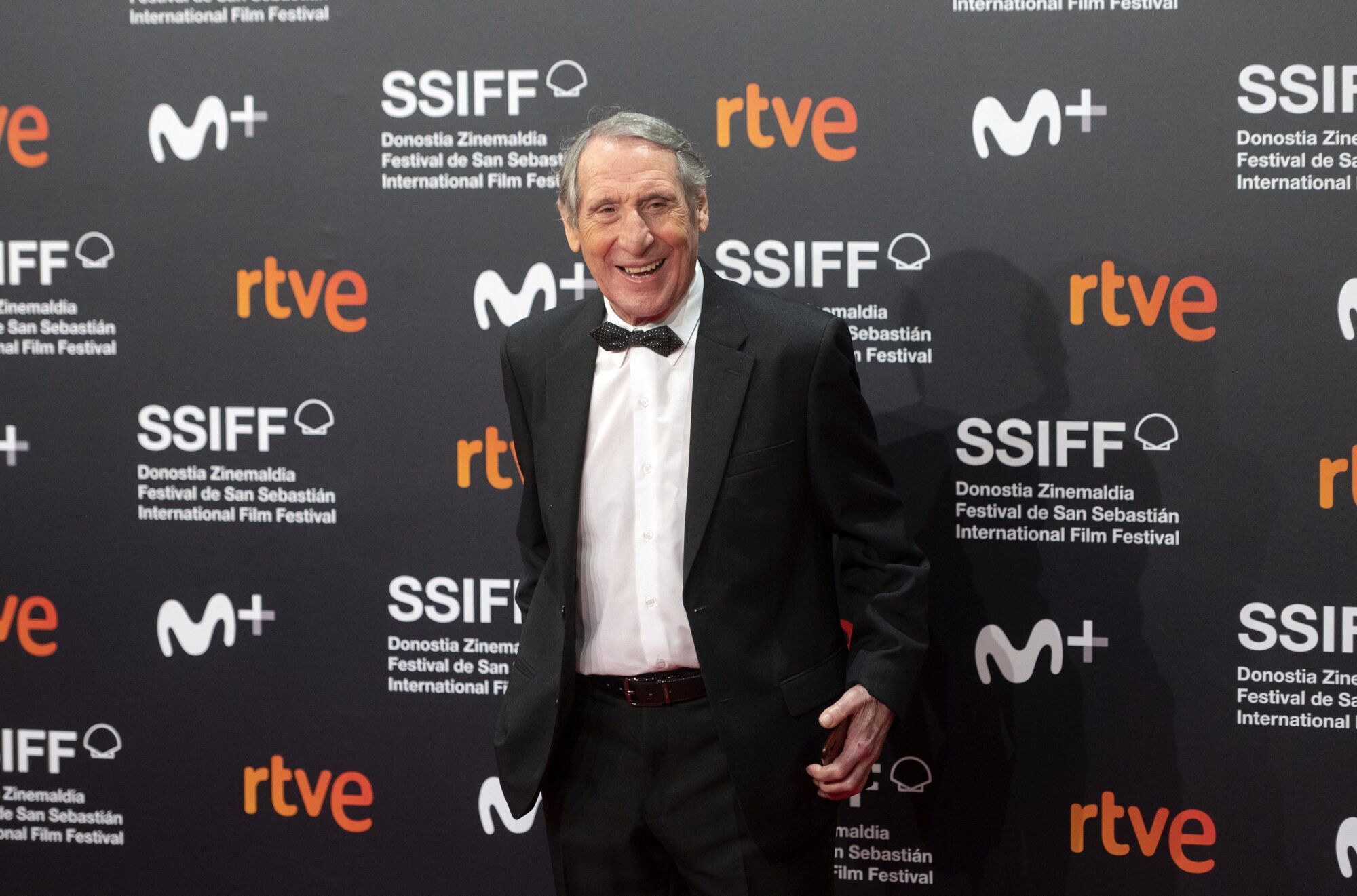 21/09/2021 (Foto de ARCHIVO) El actor Celso Bugallo posa durante la premiere de la película ‘El buen patrón’, a 21 de septiembre de 2021, en el Kursaal, San Sebastián, País Vasco (España). 'El buen patrón' es una de las tres películas que optarán a representar a nuestro país en la próxima edición de los Oscar, la número 94, en la categoría de Mejor Película Internacional. Desde el 17 de septiembre y hasta el próximo sábado 25, San Sebastián se viste de gala para acoger la 69ª edición del festival de cine español más conocido. Aunque este 2021 también está marcado por el coronavirus, razón por la que el aforo de las salas es limitado y no hay presencia de público en las alfombras rojas, esta edición contará con 33 filmes y 28 proyecciones más respecto del 2020, cuando estalló la pandemia. Alberto Ortega / Europa Press 21/9/2021 CULTURA Europa Press