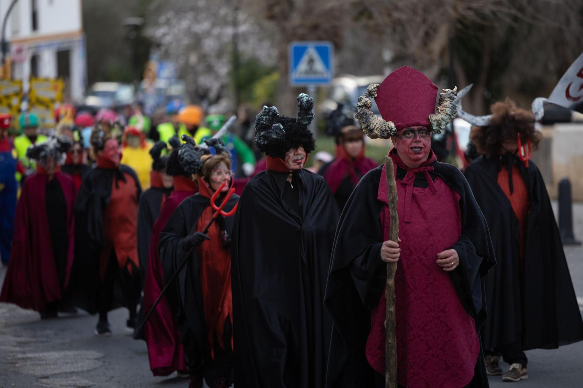 Mira aquí las imágenes de la rúa de carnaval en Sant Joan