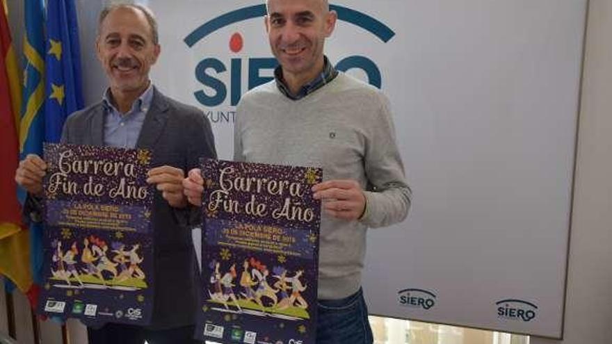 El edil Jesús Abad y el director del Patronato Deportivo, Virginio Ramírez, con el cartel de la carrera.