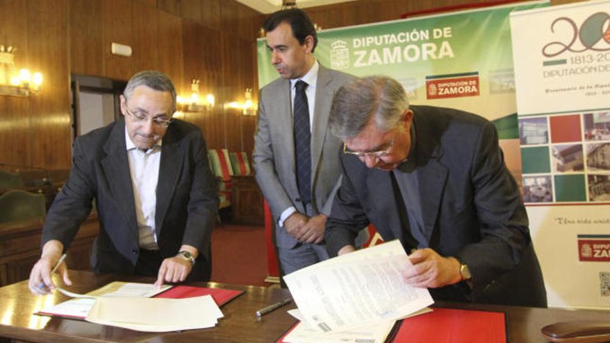 De izquierda a derecha, Eustaquio Martínez, Martínez Maíllo y Marcos Lobato en la firma del acuerdo.