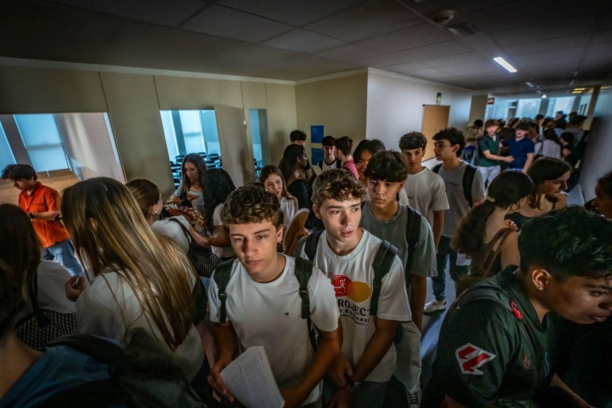 Llegada de alumnos a la Facultat de Dret de la UB, el primer día de exámenes de las PAU 2025 en Catalunya
