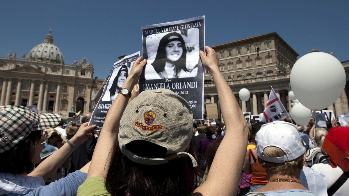 Manifestantes sostienen imágenes de Emanuela Orlandi en el Vaticano.