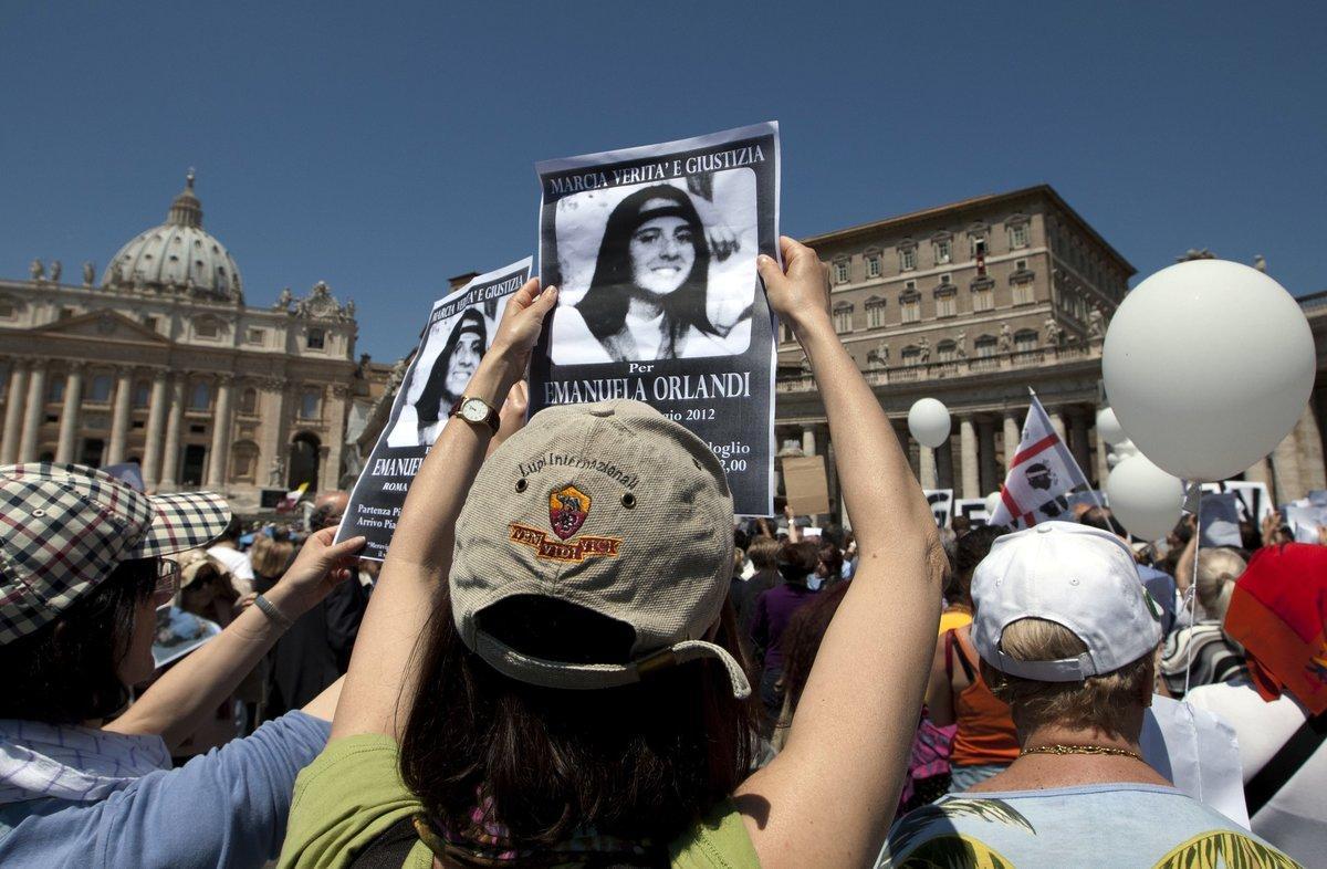 Manifestantes sostienen imágenes de Emanuela Orlandi en el Vaticano.