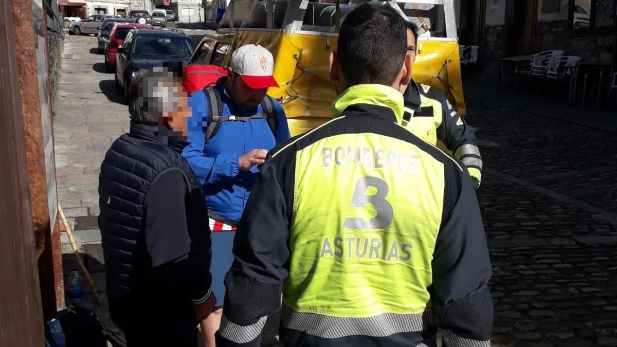 El peregrino rescatado, junto a los Bomberos que le encontraron.