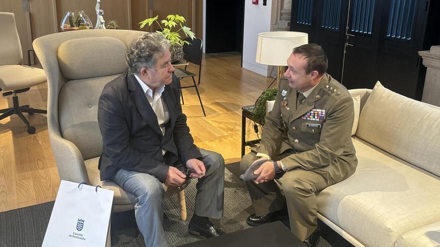 El alcalde de Pontevedra se reúne con el futuro general de la Brilat.