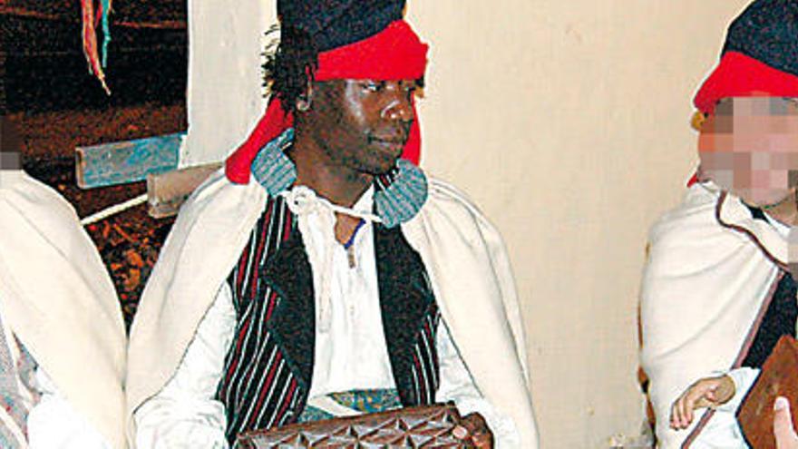 Emeka, en el centro, durante la escenificación del auto de Reyes Magos de La Aldea de San Nicolás.