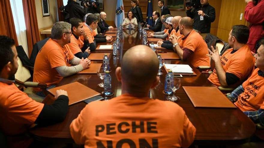 La ministra de Industria, Reyes Maroto, en una reunión con los trabajadores de Alcoa.