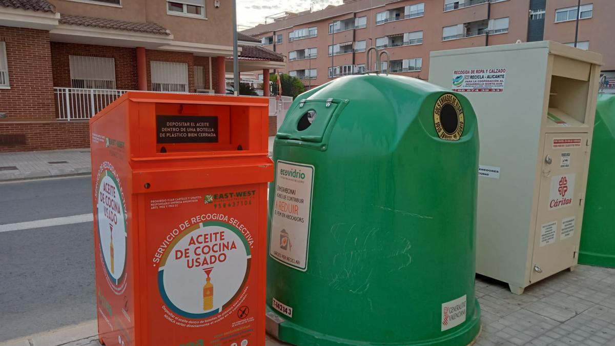 Villena y Petrer instalan 76 contenedores para recoger el aceite doméstico  usado - Información