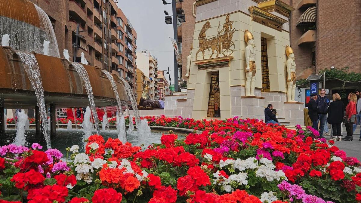 Plantas del Óvalo, con una de las carrozas de Semana Santa de fondo.