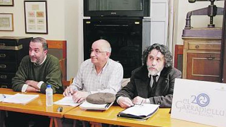 Por la izquierda, Sixto Armán, Tino Lozano y Ánxel Nava, en la presentación de los actos del 20.º aniversario de la tertulia, hace unos meses