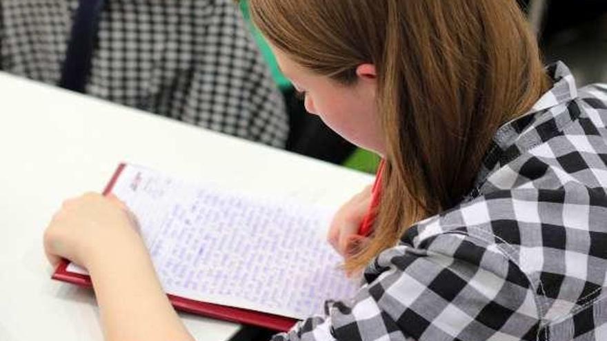 Una estudiante tomando apuntes.