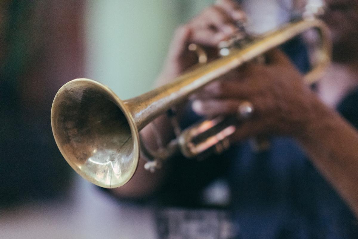 En la Habana Vieja, un músico cubano toca su trompeta
