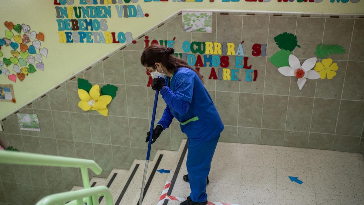 Una trabajadora de limpieza en el colegio Sancho II de Zamora.