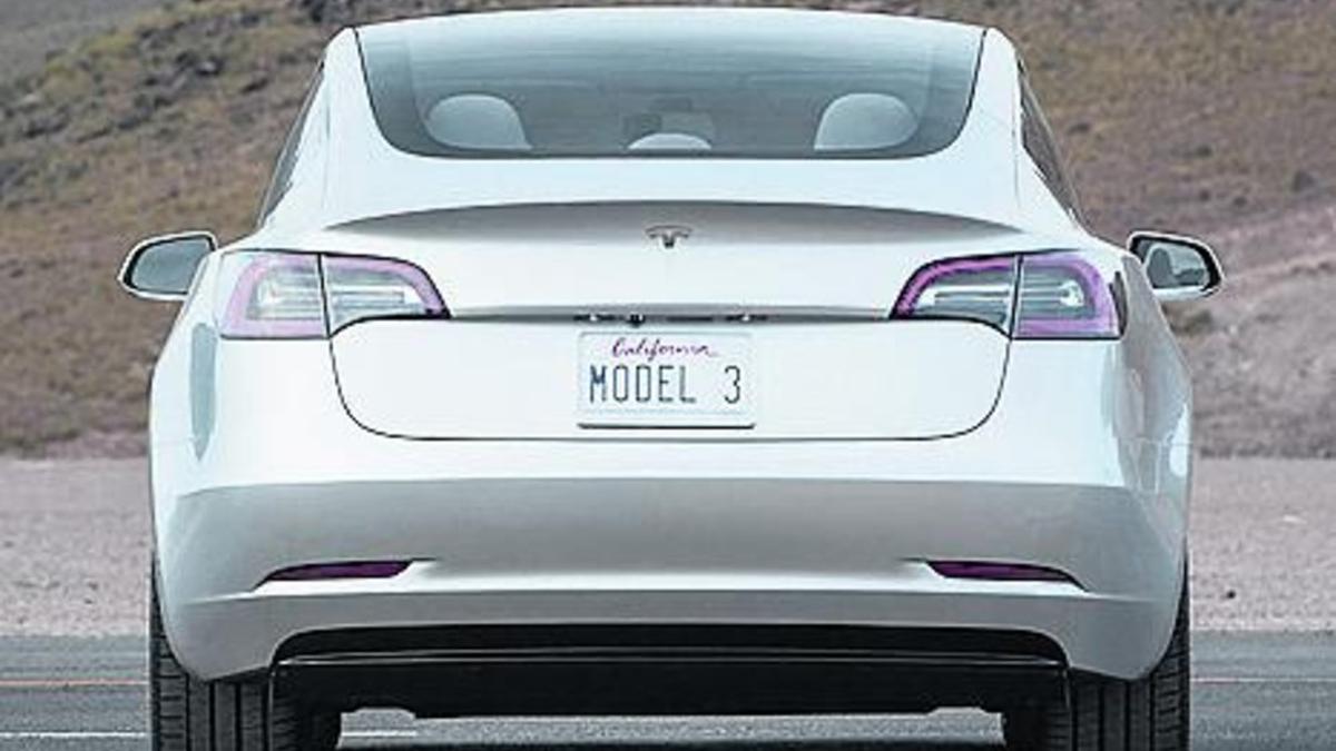 CON ESTILO El diseño del nuevo Tesla Model 3 no es estridente pero evidencia un giro más racional en los modelos de la marca estadounidense.