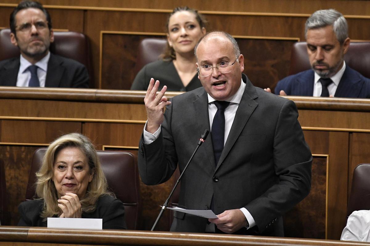 El portavoz del PP en el Congreso, Miguel Tellado, interviene durante una sesión de control en el Congreso.