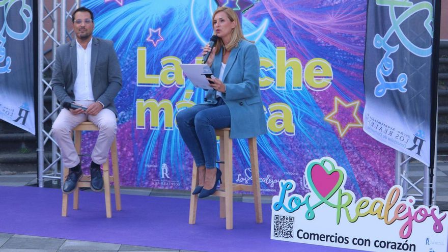 El alcalde, Adolfo González, y la edil de Comercio, Natalia Díaz, en la presentación de La Noche Mágica. | | E.D.