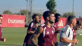 Akor Adams entrena con el Sevilla a las órdenes de García Plaza mientras acuerda su traspaso al Venezia