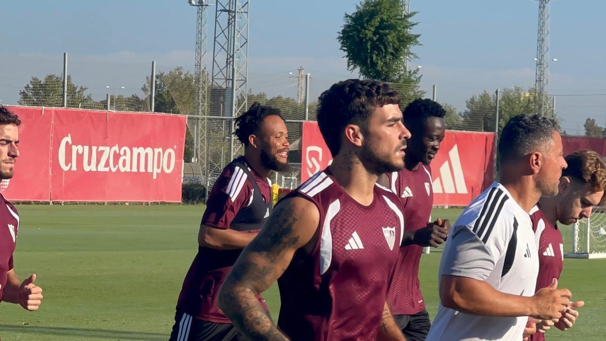 Vídeo | Akor Adams entrena con el Sevilla a la espera de concretar su traspaso al Venezia