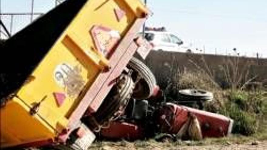 Un agricultor muere aplastado por el remolque de su tractor