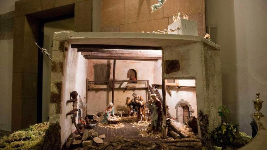 Los asistentes siguiendo el jueves por la tarde el clásico canto de las monjas de San Pelayo.