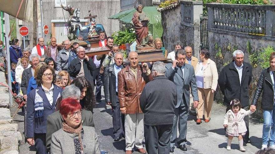 La primera de las procesiones que recorrió ayer las inmediaciones de la iglesia parroquial. // Santos Álvarez