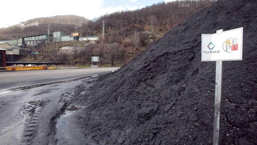 Uno de los apiles de carbón en el pozo de Cerredo.