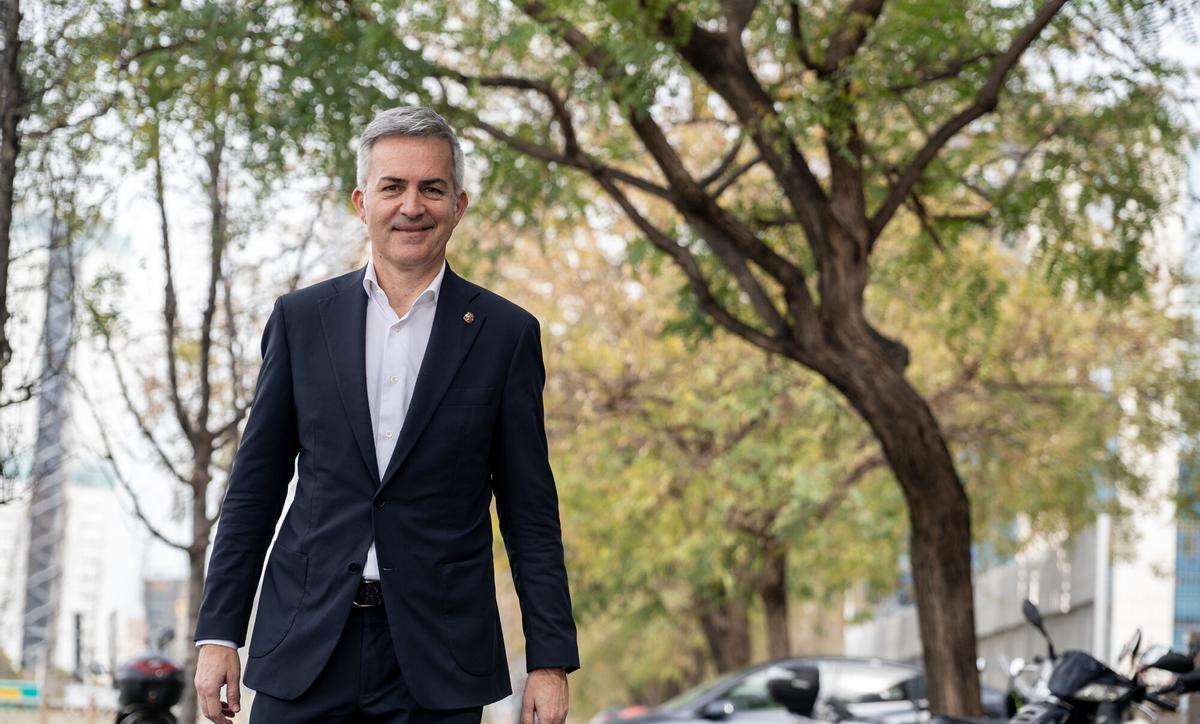 Víctor Font camina por la Gran Via.