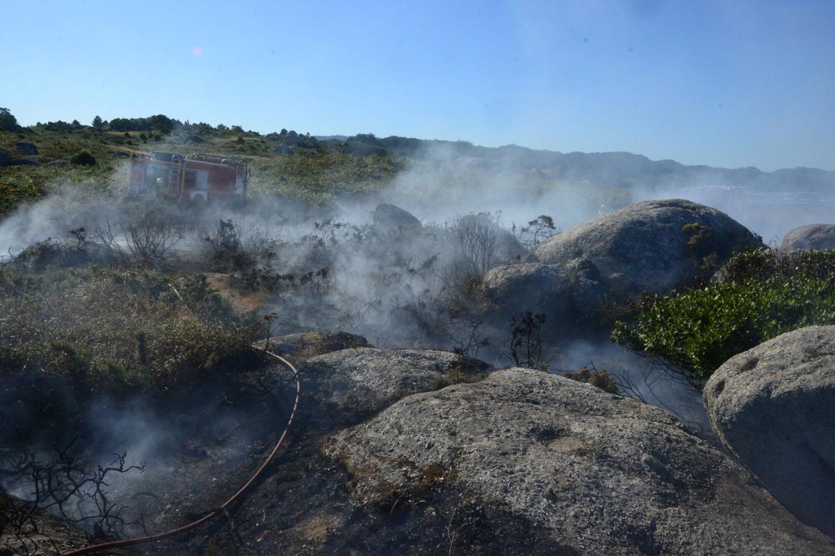 El primer incendio forestal del verano en O Morrazo quemó 3.500 metros cuadrados de monte raso en Cabo Udra, dentro de los terrenos de la Comunidade de Montes en Man Común de Beluso (Bueu). El primer incendio forestal del verano en O Morrazo quemó 3.500 metros cuadrados de monte raso en Cabo Udra, dentro de los terrenos de la Comunidade de Montes en Man Común de Beluso (Bueu).