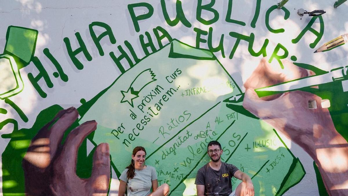 Los autores del mural ante la obra ya acabada