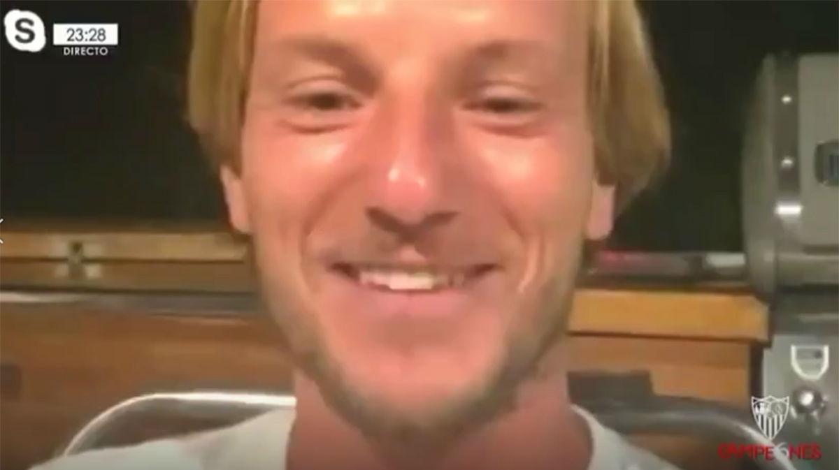 ¡Rakitic se tira vestido a la piscina para celebrar la Europa League del Sevilla!