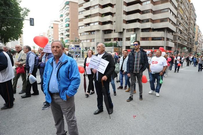 Manifestación de afectados por el cierre de iDenta